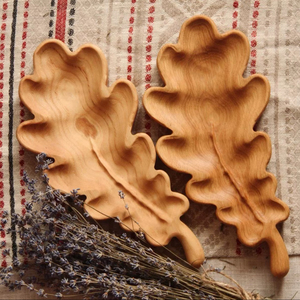 Assiettes en bois en forme de feuille, faites à la main, design rustique, pour servir des desserts, des fruits secs et des collations légères, avec une esthétique naturelle. - Product Image 1