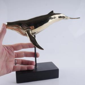 Escultura decorativa de ballena de latón, adorno de mesa perfecto para sala de estar, oficina, estudio, biblioteca y restaurantes. - Product Image 3