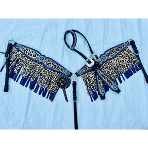 Ensemble de têtière et de collier de poitrail pour cheval en cuir noir style western à imprimé léopard, avec conchos en strass bleus et franges, équipement équestre - Product Image 1