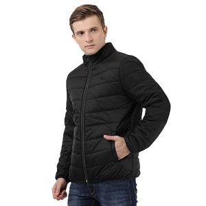 Chaqueta acolchada negra recubierta para hombre con cuello levantado y decoración de patrón Ropa cómoda de invierno en oferta - Product Image 1