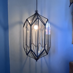 Luminaire suspendu géométrique long en verre et laiton avec lumière LED blanc chaud doux pour salon, finition noire, montage mural - Product Image 2