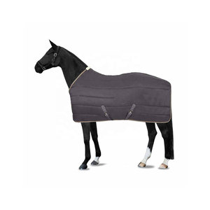 Couverture pour cheval en microfibre gris foncé avec sangles et garnitures réglables - Product Image 1