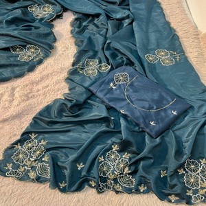 Sari en soie douce et brillante VASTRA COTTAGE, design de créateur, avec broderie Zarkan et travail de diamants, bordure ajourée, accompagné d'un chemisier élégant - Product Image 6