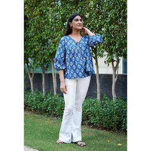 Colección de Blusas y Camisas Elegantes Tulip Tales para Mujer en Azul Rey - Product Image 3