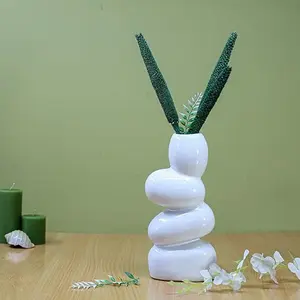 Decoración de cerámica blanca con vegetación para la mesa del hogar. Artesanía de cerámica moderna hecha a mano con forma abstracta apilada minimalista. - Product Image 1