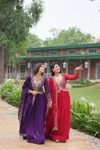 ชุดเดรส Anarkali แบบอินเดีย ดีไซน์เนอร์ออกแบบ ตกแต่งด้วยเลื่อมและงานปักดิ้นทอง พร้อมผ้าคลุมไหล่แฟนซีสำหรับผู้หญิง - Product Image 6