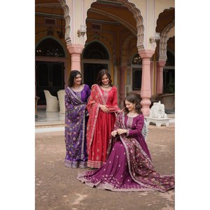 Vestido de Noche Morado de Diseñador con Lentejuelas Bordadas, Talla M, con un Aspecto Deslumbrante - Product Image 3