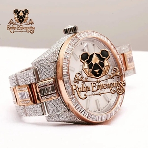 Montre à quartz pour homme avec diamants Moissanite, construction en acier inoxydable glacé, accents de lunette brillants et cadran élégant - Product Image 3