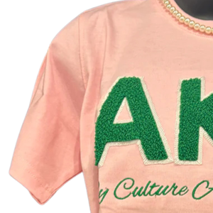 Camiseta AKA Pink Green Chenille para mujer, camiseta informal con letras griegas bordadas, cuello redondo, calidad prémium, ajuste cómodo - Product Image 2