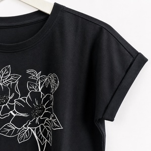 Camiseta de Mujer Negra con Lentejuelas y Logotipo, 100% Algodón Suave, Estampado Floral de Puntos y Líneas Artísticas, Manga Corta, Cuello Redondo, Estilo Casual - Product Image 5