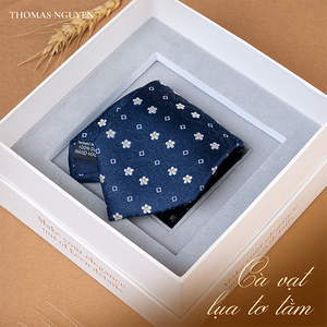 Cravate pour homme 100% soie de mûrier - Soie pure tissée à la main dans un motif bleu foncé exclusif |   CS8XDHS1 |   Tinh Vu Vietnam Luxe - Product Image 1