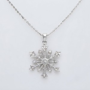 Pendentif flocon de neige classique en argent 925 avec pierres de moissanite rondes serties à griffes, unisexe, pour usage quotidien - Product Image 1