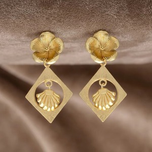 Boucles d'oreilles pendantes en laiton plaqué or 18 carats, motif fleur coquillage doré mat, cadre diamanté, design nervuré, style ethnique, pour fêtes et mariages - Product Image 2