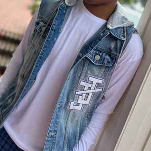 Gilet en jean bleu ciel à capuche pour homme, sans manches, avec logo brodé personnalisé, vente en gros - Product Image 4