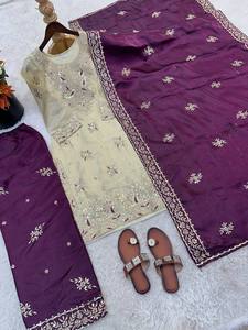 Ensemble Kurta brodé crème avec dupatta violet, tenue ethnique traditionnelle indienne et pakistanaise pour femmes, longueur au sol - Product Image 4