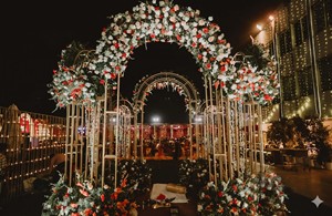Compre un Impresionante Mandap de Boda de Tres Postes con Acabado Dorado, Arcos Metálicos de Última Generación, Conjunto de Mandap de Lujo para Bodas en Interiores - Product Image 6