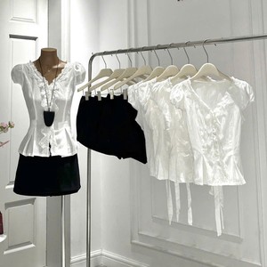Elegante Conjunto de Dos Piezas para Mujer, Top Blanco Casual con Encaje y Falda Midi Negra, Corte Regular, Manga Corta - Product Image 4