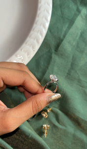 Bague de fiançailles en diamant de laboratoire taille ovale pour femme, or blanc 14 carats, style tendance, certifiée IGI, couleur E, pureté VVS1 - Product Image 1