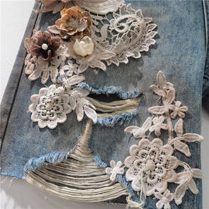 Shorts de mezclilla ajustados con cintura elástica, diseño de encaje floral y agujeros, estilo moderno y fresco, nueva colección de verano y otoño 2026 para mujer. - Product Image 3
