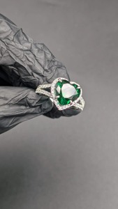 Anillo de Compromiso de Plata con Halo de Esmeralda Verde y Moissanita en Forma de Corazón, Diseño Especial para el Día de la Madre, Chapado en Oro de 14K con Diamantes - Product Image 3