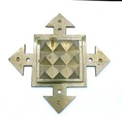 Flèche à quatre directions en laiton avec plaque pyramidale à 9 facettes pour correction Vastu et énergie positive, lot de 2, taille 6x6 pouces - Product Image 6
