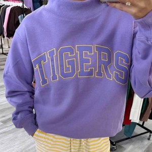 เสื้อสเวตเชิ้ตโอเวอร์ไซส์สีม่วง คอเต่า คอวี ผ้าฝ้ายฟลีซ พิมพ์ลายตัวอักษรเสือ สวมใส่สบายๆ สำหรับฤดูใบไม้ร่วง - Product Image 3