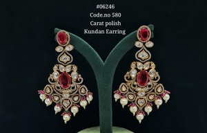 Pendientes colgantes Kundan 06246 con piedras ovaladas dobles, pendientes chapados en Mehandi, de latón, para mujeres, para bodas, fiestas y ocasiones festivas. - Product Image 3