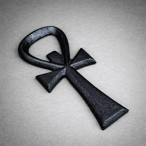 Abridor de Botellas de Hierro Fundido con Diseño de Cruz Ankh, Símbolo Egipcio, Agarre Fuerte, Acabado Duradero, Perfecto para el Hogar, Bar, Cocina y Decoración - Product Image 1