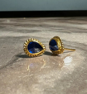 Boucles d'oreilles clous en saphir bleu plaqué or faites à la main pour femme, idéales pour les occasions festives - Product Image 4