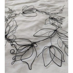 Couronne de fleurs élégante en fil métallique noir avec des contours sculptés abstraits, parfaite pour l'art mural moderne minimaliste ou la décoration intérieure - Product Image 4
