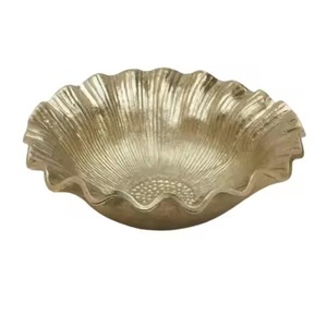 Tazón de Metal en Forma de Hoja Dorada de Aluminio Fundido, Hecho a Mano, Pulido, Decorativo y Elegante - Product Image 1