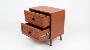 Table d'appoint moderne et écologique à 2 tiroirs en bois de caoutchouc, MDF, placage de chêne et détails en rotin. Table de rangement pour salon/chambre à coucher - Product Image 2