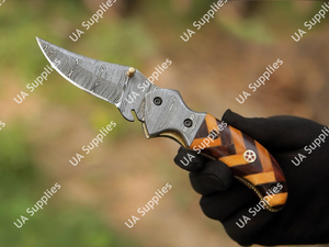 Couteau pliant artisanal en acier Damas - Couteau de poche personnalisé - Manche en bois exotique OEM - Tranchant comme un rasoir - EDC pour l'extérieur avec étui en cuir - Product Image 5