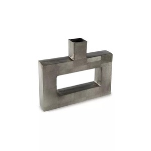Vase de table moderne en métal architectural, fait main, finition argentée, 39 cm de hauteur, texture géométrique, décoration - Product Image 1