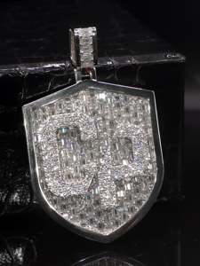 Pendentif personnalisé en forme de bouclier avec initiale, en argent sterling 925, serti de pierres, émeraude taille ronde, style Hip Hop, conception OEM - Product Image 4