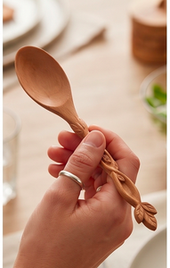 Juego de cubiertos de madera con mangos tallados en forma de hoja, acabado mate, utensilios reutilizables de primera calidad para uso en campamentos, eventos y restaurantes. - Product Image 3