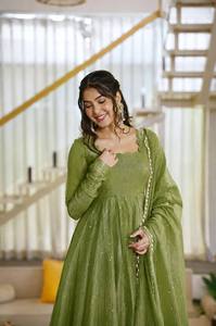 Ensemble de robe longue moderne haut de gamme pour femme en soie Salsa avec détails en feuille métallisée, pantalon assorti à jupe évasée de 3,5 mètres et dupatta en dentelle fantaisie, séchage rapide - Product Image 6
