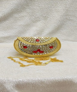 Bolso de mano indio tradicional de metal dorado con adornos Kundan y filigrana. Disponible a precio de mayorista. - Product Image 4