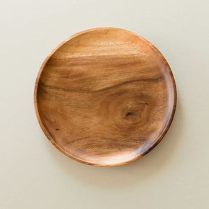 Assiettes de mariage rondes en bois modernes avec gravure, design écologique et jetable - Product Image 1