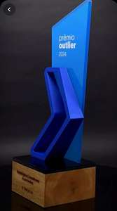 Celebre el éxito con un impresionante Premio acrílico de color azul con combinación de base de madera maciza Diseño moderno Elegancia atemporal - Product Image 5