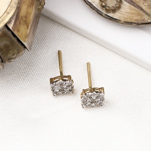 Vente en gros de boucles d'oreilles à clous en or jaune massif 18 carats avec diamants naturels ronds en grappe, fermoir à vis, bijoux fins, Memoria Jewels - Product Image 3
