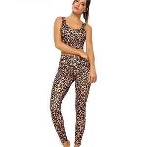 Conjunto de yoga de dos piezas para mujer con leggings de cintura alta y sujetador acolchado transpirable, adecuado para yoga, correr, entrenamiento en el gimnasio y fitness. - Product Image 1