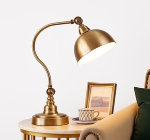 Lámpara de Mesa Metálica Tradicional con Brazo Ajustable y Pantalla de Cúpula para Uso en Interiores de Oficina - Product Image 2