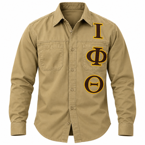 เสื้อเชิ้ตแขนยาว Iota Phi Theta สีกากีสำหรับผู้ชาย ตกแต่งด้วยตัวอักษร ปักลาย กระเป๋าคู่ ปกเสื้อเชิ้ตแบบลำลอง ผ้าทอ แต่งขอบสีทอง - Product Image 3