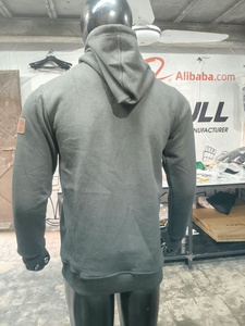 เสื้อฮู้ดดี้ปักลายเสือดาวสำหรับผู้ชายทรงปกติ สวมใส่สบาย สีดำ โลโก้สีทอง ดีไซน์กระเป๋าหน้า เหมาะสำหรับใส่ในฤดูหนาว - Product Image 2