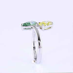 Anillo de compromiso Toi et Moi con diamante cultivado en laboratorio, certificado IGI, verde vivo en forma de pera, amarillo vivo ovalado, en oro de 10K, 14K, 18K y plata 925, con baño de rodio. - Product Image 4