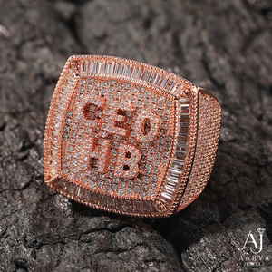 Anillo de Moissanita Plateado en Oro Rosa con Incrustaciones de Plata, Estilo Hip Hop, con Letra Tallada, Tipo Sello, Engaste Pavé, Joyería Cuadrada para Dedo, para Boda y Fiesta - Product Image 6