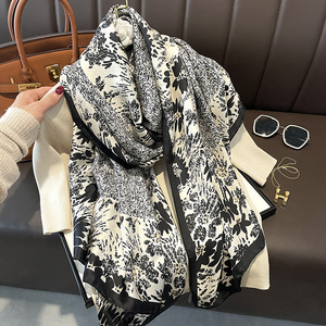 Écharpe carrée en soie 100% pour femmes, motif floral, rouge rose, accessoire de mode multifonctionnel, toutes saisons - Product Image 3