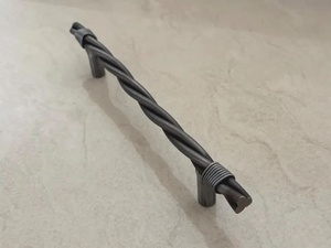 Poignée de portail en fer forgé torsadé, résistante à la rouille et facile à installer – Accessoire de portail en fer forgé thermolaqué - Product Image 1