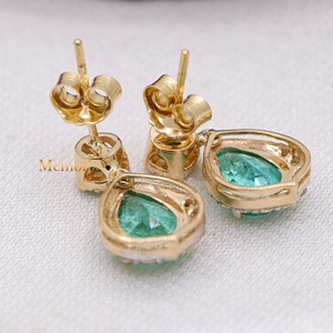 Vente en gros de boucles d'oreilles pendantes en or jaune 14 carats avec émeraudes rondes et en forme de poire naturelles, Memoria Jewels - Product Image 2